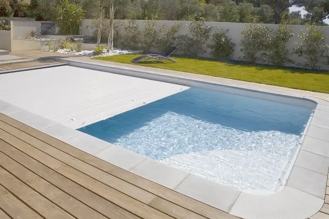 How to reduce swimming pool heating costs by using a pool cover