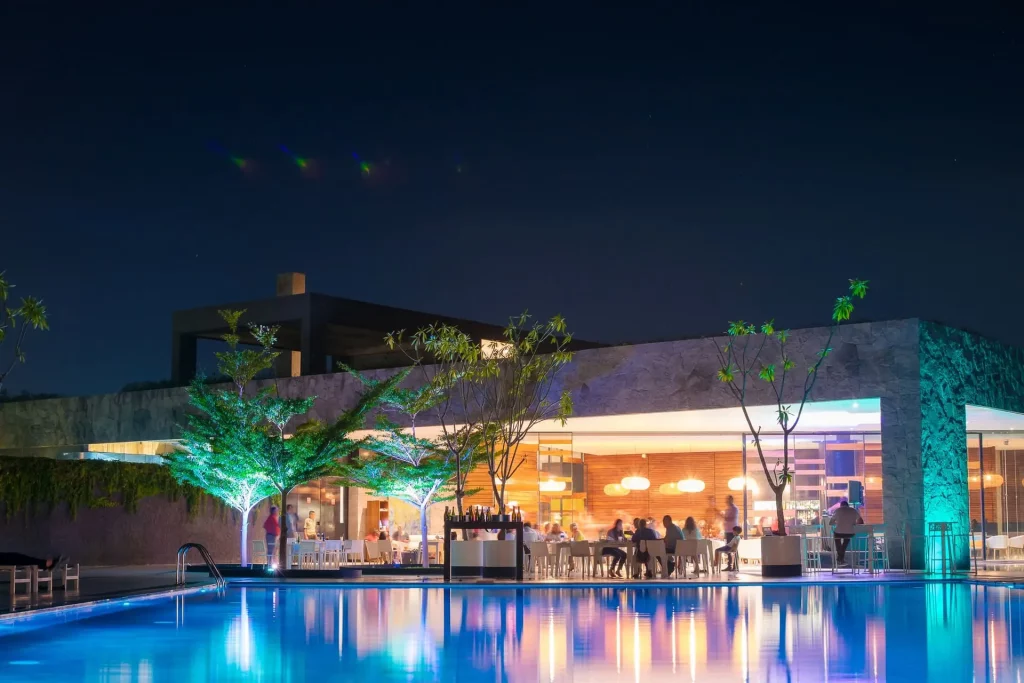 Swimming pool lights on commercial installations: create an atmosphere with efficient technologies