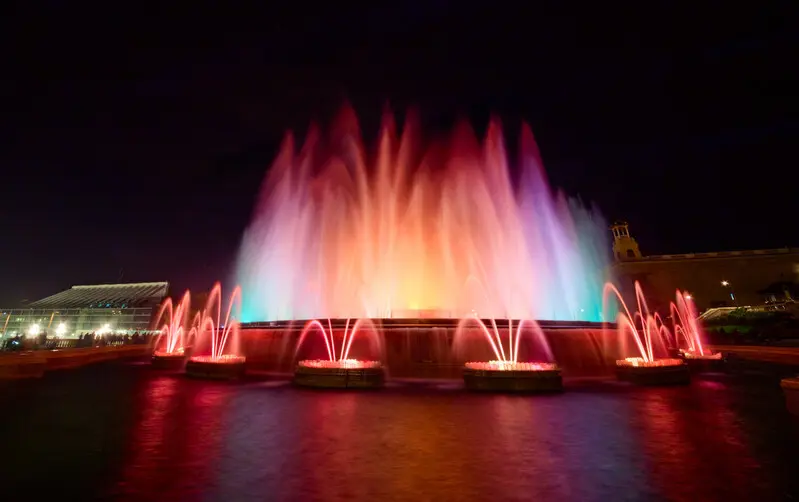 Ornamental fountains for shopping malls: 4 proposals that adapt to the space